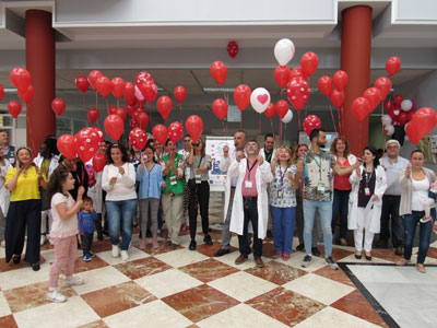 Los hospitales de Almera celebran el Da del Nio Hospitalizado con actos simblicos de lanzamiento de besos