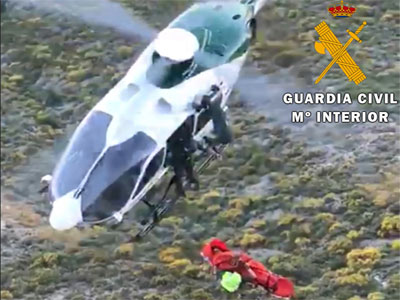 Espectacular rescate con helicptero en la Sierra de Gdor con una unidad de especialistas en montaa de la Guardia Civil