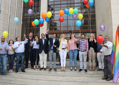 Noticia de Almera 24h: Lectura de manifiesto, globos y photocall con mensajes de tolerancia centran el Da  Internacional contra la LGTBFobia