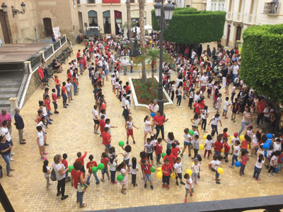 Noticia de Almería 24h: Vera celebra el Día Mundial del Medio Ambiente a ritmo de Rap y con un baile multitudinario en la plaza mayor