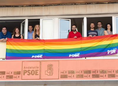 El PSOE de Almera despliega la bandera arcoris en apoyo del colectivo LGTBI y sus reivindicaciones
