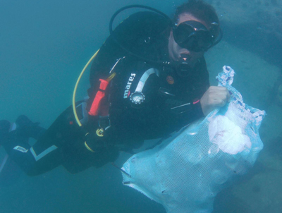 Noticia de Almería 24h: Retirados del mar unos 500 kilos de con la iniciativa Cambia la Marea de Plástico en Adra