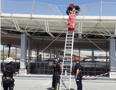 Los Bomberos de Almera realizan un simulacro de rescate en la obra del nuevo CC Torrecrdenas
