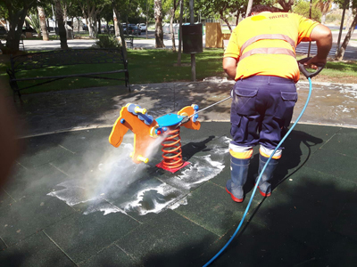 El Ayuntamiento de Hurcal realiza un plan de limpieza estival que comenz en los polgonos en mayo