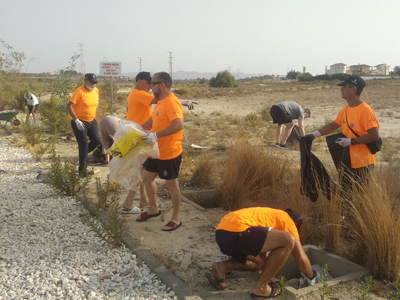 Ayuntamiento, Proteccin Civil y vecinos unidos en una recogida voluntaria de basura