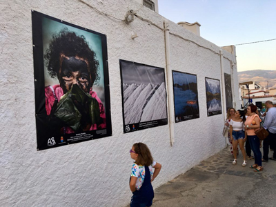 Abla viste el barrio de San Antn con fotografas del concurso ArteSOSlidario 