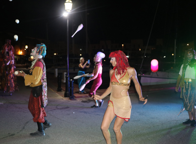 Un gran pasacalles de acrobacias, luces y telas inaugur la gran Noche en Vela de Almerimar 