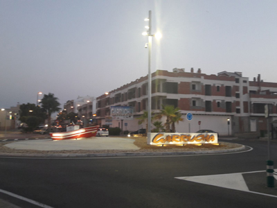 Noticia de Almera 24h: El Ayuntamiento de Garrucha ilumina y embellece su rotonda de acceso por Vera