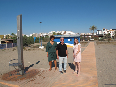 Noticia de Almería 24h: Pasarelas de hormigón para mejorar los accesos a las playas veratenses y nuevas plataformas para las duchas