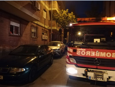 Los Bomberos rescatan a una mujer del incendio ocurrido en su vivienda de la calle gata, en el barrio de Los Molinos