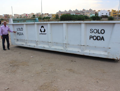 Roquetas despliega quince grandes contenedores específicos para el depósito de restos de las podas 