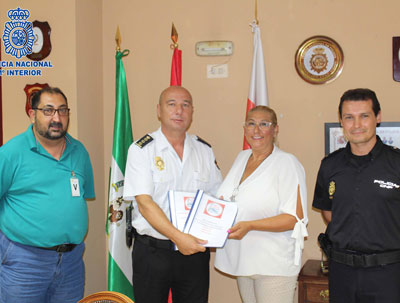 La Comisara de Polica Nacional recibe de la Federacin Gitana de Almera un 