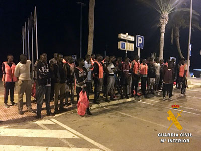 La Guardia Civil auxilia a 57 inmigrantes de una embarcacin que toca costa en la urbanizacin de Roquetas de Mar 