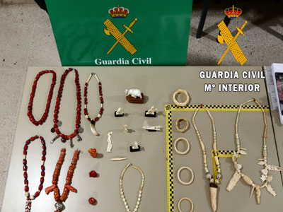 Noticia de Almería 24h: La Guardia Civil investiga a una persona que pretendía vender piezas de marfil y coral rojo procedentes de especímenes protegidos 