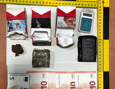 La Guardia Civil sorprende a una persona con una bscula de precisin, 60 gramos de hachs preparado para su venta y cambio