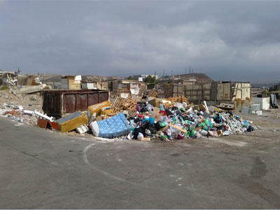 IU denuncia la falta de limpieza en el entorno de la escuela infantil de Los Almendros 
