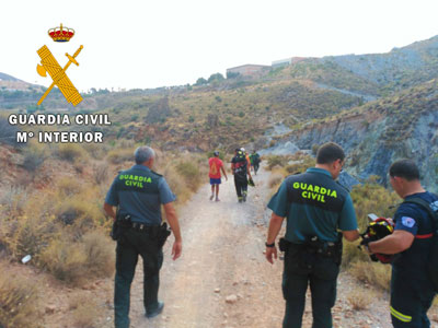 Noticia de Almería 24h: Bomberos y Guardia Civil del poniente auxilian a una persona atrapada en un barranco en Enix 