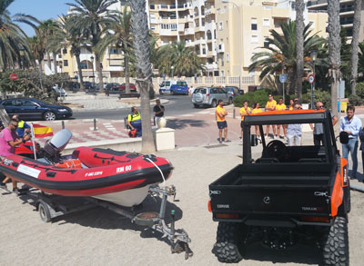 El alcalde presenta dos vehículos y una embarcación para el mantenimiento de las playas