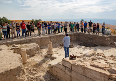 Noticia de Almería 24h: Medio centenar de riojeños conoce el yacimiento arqueológico de Cástulo