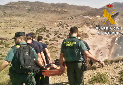 Una senderista de desmaya en la Cala Media Luna de San Jos y es rescatada por la Guardia Civil
