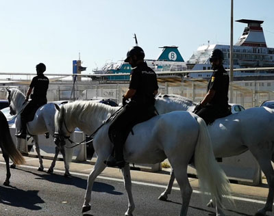 Las unidades de Caballera y Guas Caninos de la Polica Nacional ensayan en el Puerto los actos del da 27
