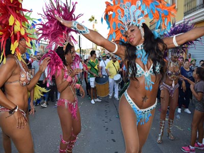 Hadas mgicas, bailarinas brasileas y carrozas infantiles en el gran desfile de las fiestas de Gdor