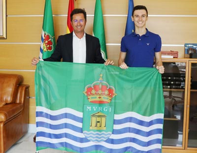 El alcalde felicita al nadador ejidense Manuel Martos tras colgarse el bronce en 200 espalda en los Juegos Olmpicos de  la Juventud