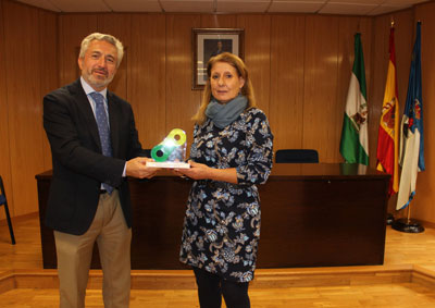 Roquetas recibe el premio Ecopilas tras recoger 105 kilos de pilas usadas durante La Vuelta 2018