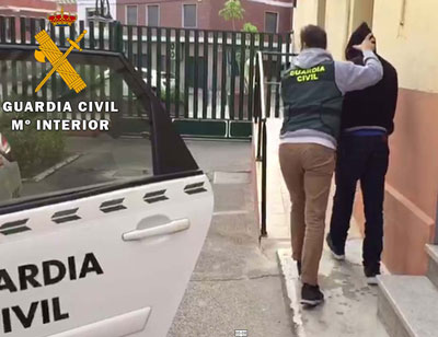Noticia de Almería 24h: Roba a una anciana tirándola al suelo que venía de sacar dinero de la ventanilla de caja de un banco
