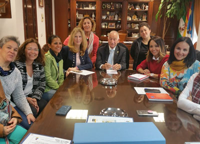 El alcalde se compromete a solucionar el problema del transporte escolar para los alumnos de nueva escolarizacin