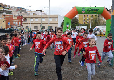 300 escolares de Gdor corren en el Da de la Infancia en solidaridad con los nios refugiados 