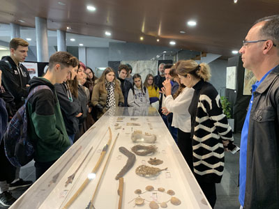 Noticia de Almera 24h: Una exposicin en el Auditorio traslada al espectador al arte milenario de las cuevas a travs de pinturas y tallados que ayudan a entender la prehistoria