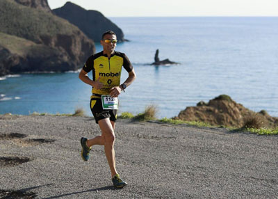 Juan Jos Foulquie y Ana Beln Baltans ganan la Ultramaratn Costa de Almera, con meta en El Toyo
