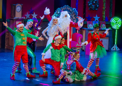 El musical Vaya Santa Claus! comparte con las familias almerienses que el amor es el secreto de la Navidad