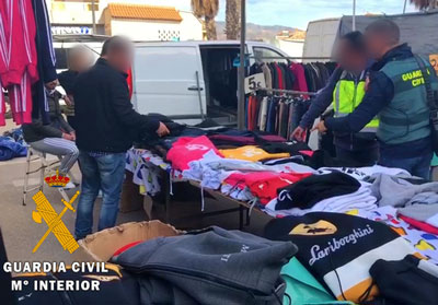 La Guardia Civil incauta 1700 prendas falsificadas valoradas en más de 500.000 euros en el mercado de Roquetas de Mar
