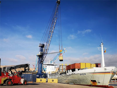 Casi 40 empresas de Almera, Jan y Granada utilizan el muelle de contenedores del Puerto para sus relaciones comerciales con todo el mundo