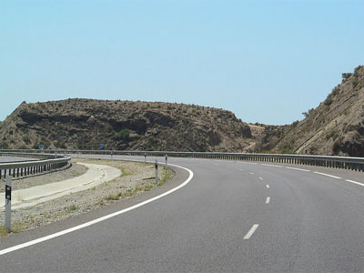 Paseando por la autova A-92 a las cuatro de la madrugada decide cruzar de carril y es atropellado