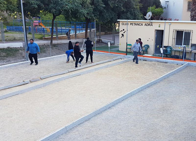 Trabajos de acondicionamiento en las pistas de petanca del Parque del Cercado