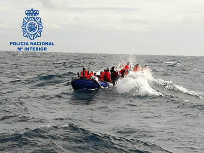 Noticia de Almería 24h: Detenidos los patrones de una patera rescatada al sur de punta Sabinar con 32 personas y 11 cadáveres a bordo
