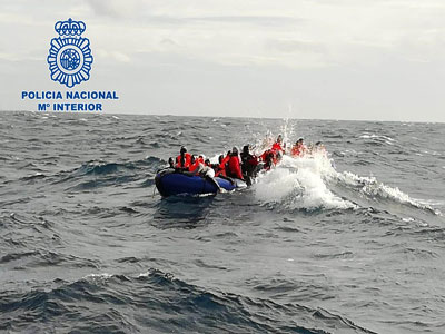 Detenidos los patrones de una patera rescatada al sur de punta Sabinar con 32 personas y 11 cadveres a bordo