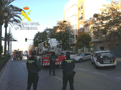 La Guardia Civil rescata a siete personas atrapadas en un edificio en llamas en Roquetas de Mar