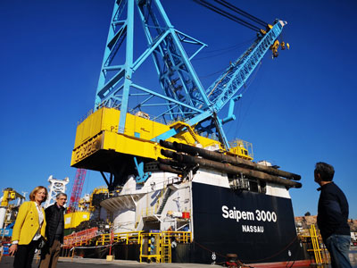 El Saipem 3000 pone a prueba su gra flotante en Almera y levanta un barco de 2.400 toneladas