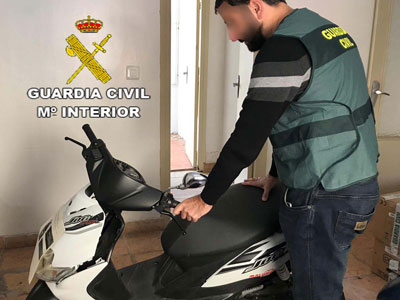 La Guardia Civil detiene a dos menores de edad presuntos autores de la sustracción de dos ciclomotores en Roquetas de Mar