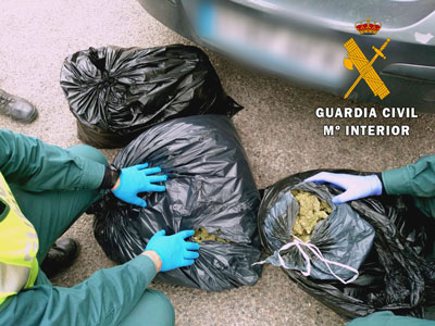 Noticia de Almería 24h: Tras una retención por un accidente de tráfico, un conductor se asusta  al ver a la Guardia Civil y abandona tres bolsas de marihuana en el arcén
