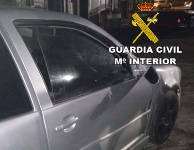 Tras conducir de forma temeraria entre otros vehículos arremete contra un coche de la Guardia Civil en su intento de huida