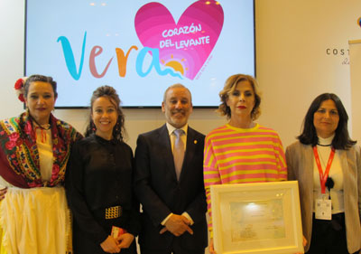 La diseadora Agatha Ruiz de la Prada  brilla con luz propia en el acto de entrega de la distincin honorfica de la ciudad - SOL DE ORO