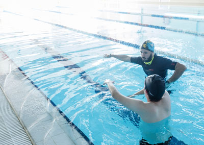 Noticia de Almería 24h: El alcalde visita las clases de natación de la Asociación Dárata, reconociendo el esfuerzo que realizan en favor de la inclusión 