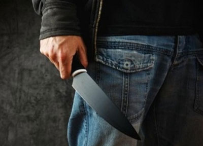 Noticia de Almería 24h: Un hombre se encierra en un bar con varios clientes a los que agrede con dos cuchillos