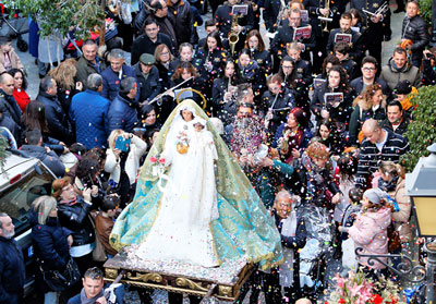 Miles de papelicos vuelan al paso de la Virgen de la Candelaria por las calles de Instincin  