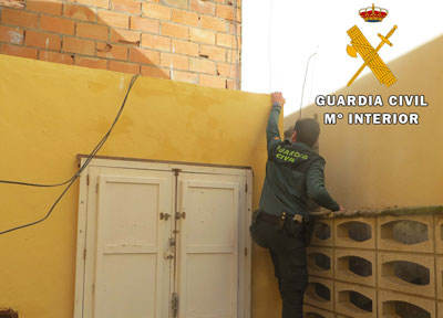 Noticia de Almería 24h: Lo sorprenden in fraganti haciendo un butrón en una pared para acceder a la oficina de un establecimiento